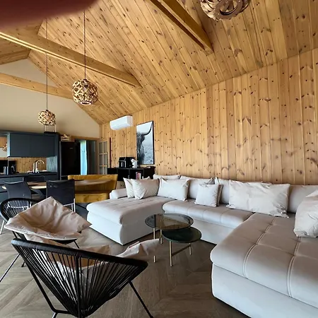 Viesuli Village Villa Saraiķi